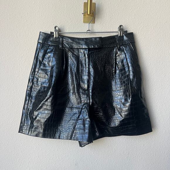 Express Black Faux Leather Croc Embossed Shorts Size 4 - Picture 2 of 5